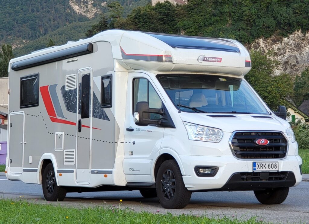 Challenger 328 Graphite Edition matkailuauto vuoristomaisemassa