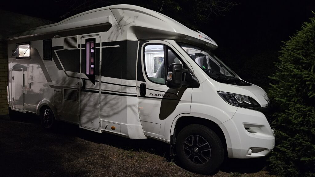 Adria Matrix 670 SL matkailuauto yöllä pihassa