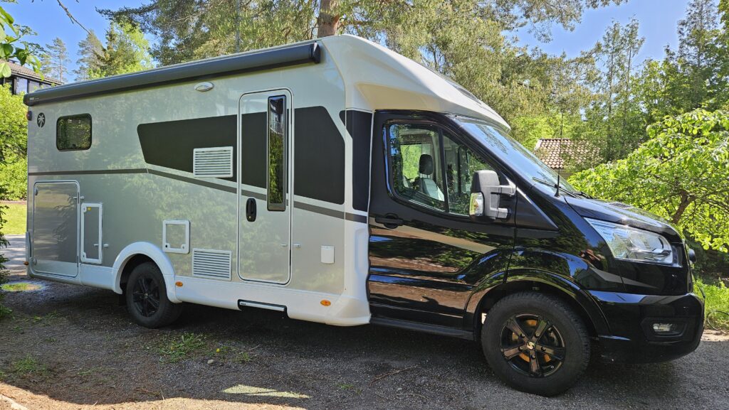 Sunlight T 680 Adventure matkailuauto kesäisessä maisemassa